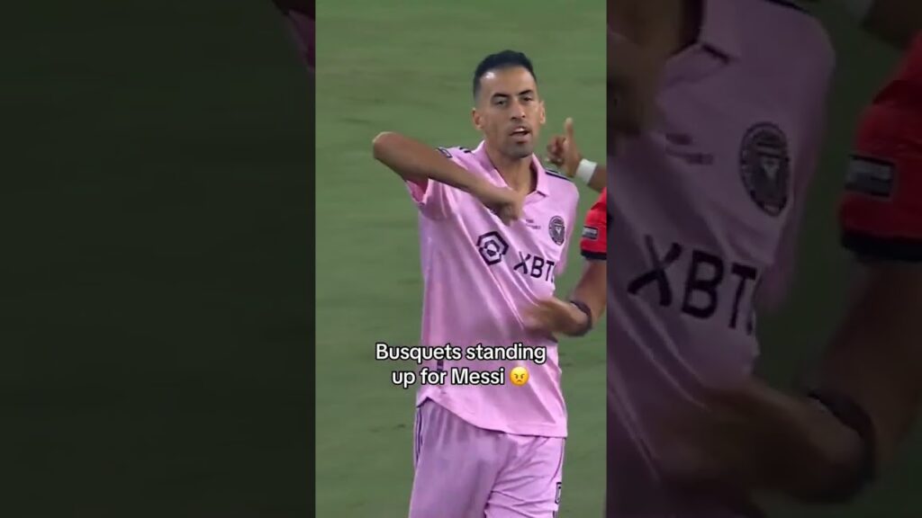 Busquests defends Messi #busquets #messi #shorts @Kickoffchronicles1