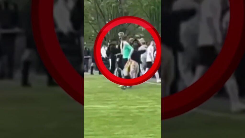 Unfassbare Szene: Vater droht, Schiri (15) zu köpfen | #shorts