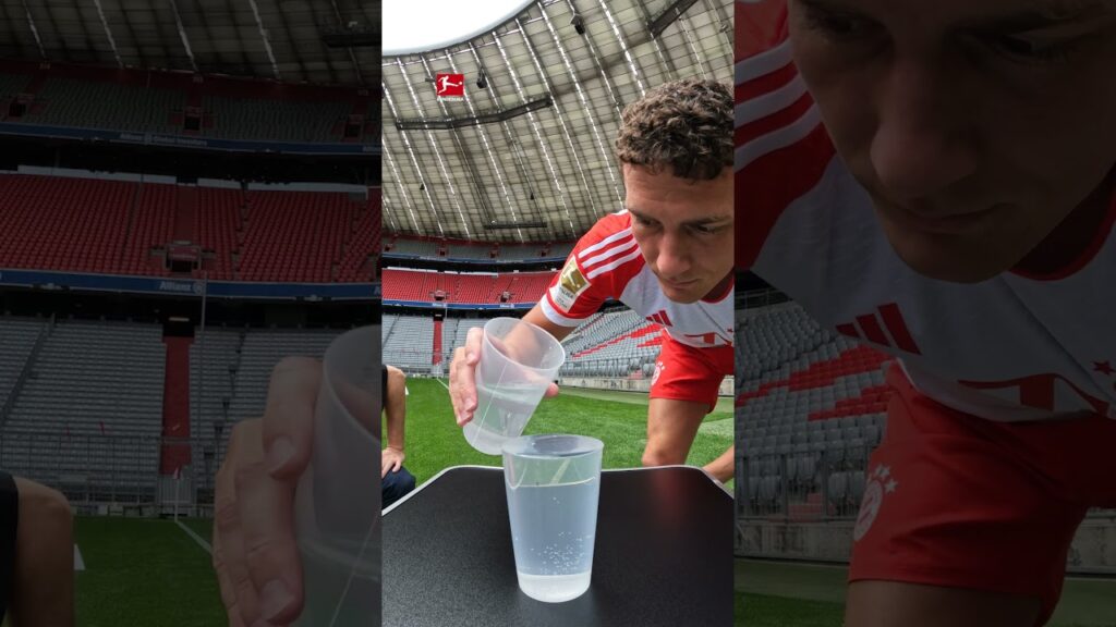 😂💦 Benjamin Pavard s'essaie au Water Cup Challenge ! #shorts