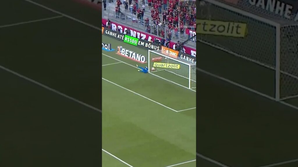 PASSA RASPAAANDO!!! Canobbio tenta o chute, mas a bola vai na rede pelo lado de fora...