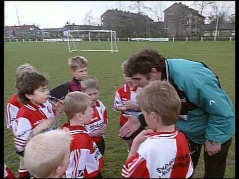 Louis van Gaal en Willem van Hanegem trainen het jeugdelftal van Ajax en Feyenoord