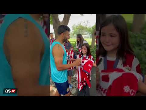 Alexis Vega hace llorar a niña fan tras firmarle y regalarle un jersey | Futbol | AS México