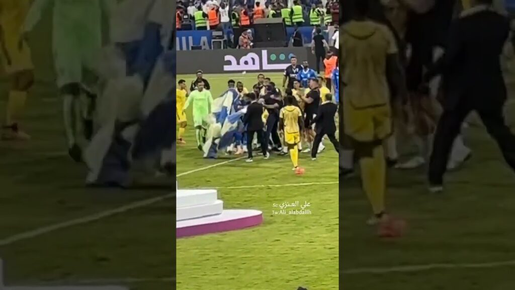 لحظة اشتباك علي البليهي مع تاليسكا خلال محاولته غرز علم النصر في منتصف الملعب#النصر_الهلال #الديربي