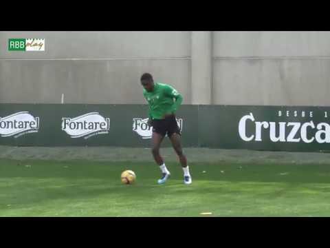 ¡Joel Campbell ya pisa el césped de la Ciudad Deportiva!