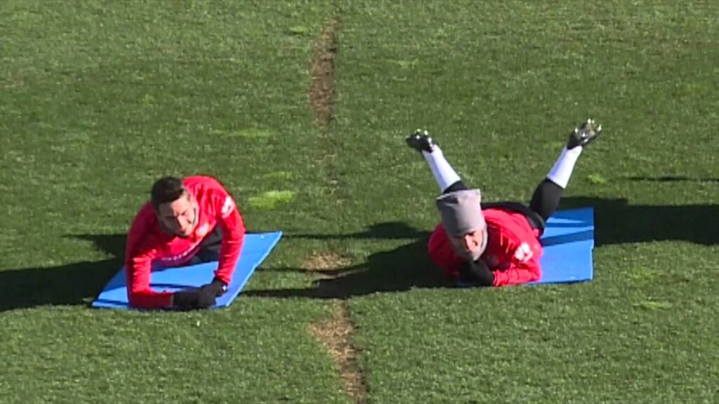 Las risas de Koke y Griezmann con el ejercicio de piernas