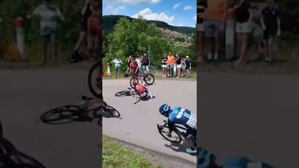 Dura Caída en  #tour2023 de Carlos Rodríguez  #ciclismo