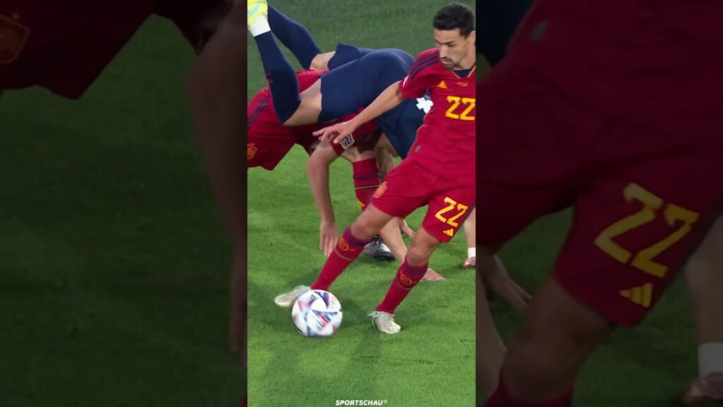 Fußballer wrestlen - Sportart verwechselt? | Sportschau #shorts