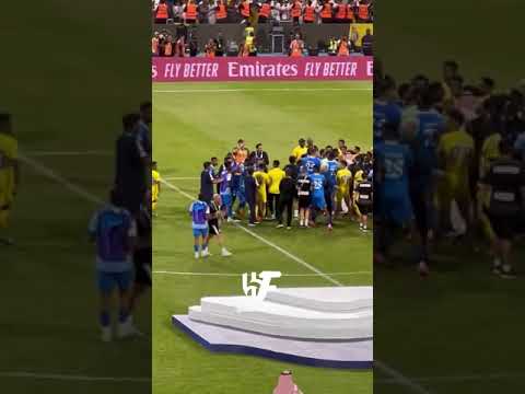 #علي_البليهي وقف أمام جميع لاعبي النصر لمنعهم من غرز العلم في وسط الملعب 👍