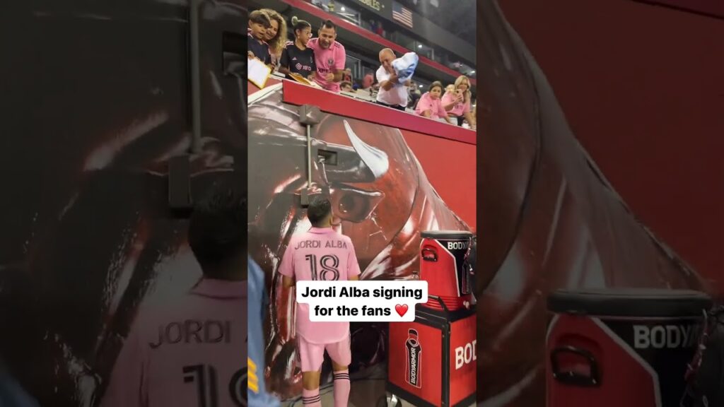 JORDI ALBA se toma el tiempo para algunos autógrafos 🥹 😍 #shorts | ESPN Deportes