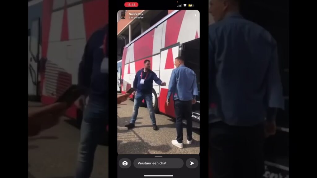 Steven berghuis slaat supporter #Fc Twente