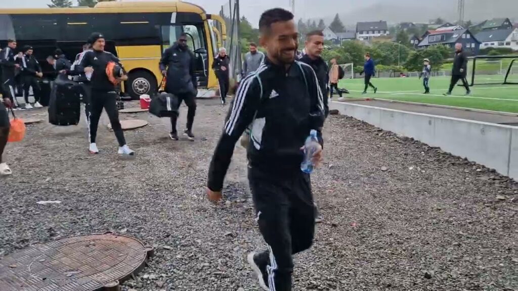 Пред игровая тренировка на стадионе Торсволлур.