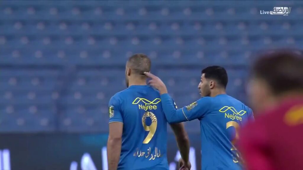 لقطة الاشتباك بين ثنائي النصر عبدالرزاق حمدالله و سلطان الغنام
