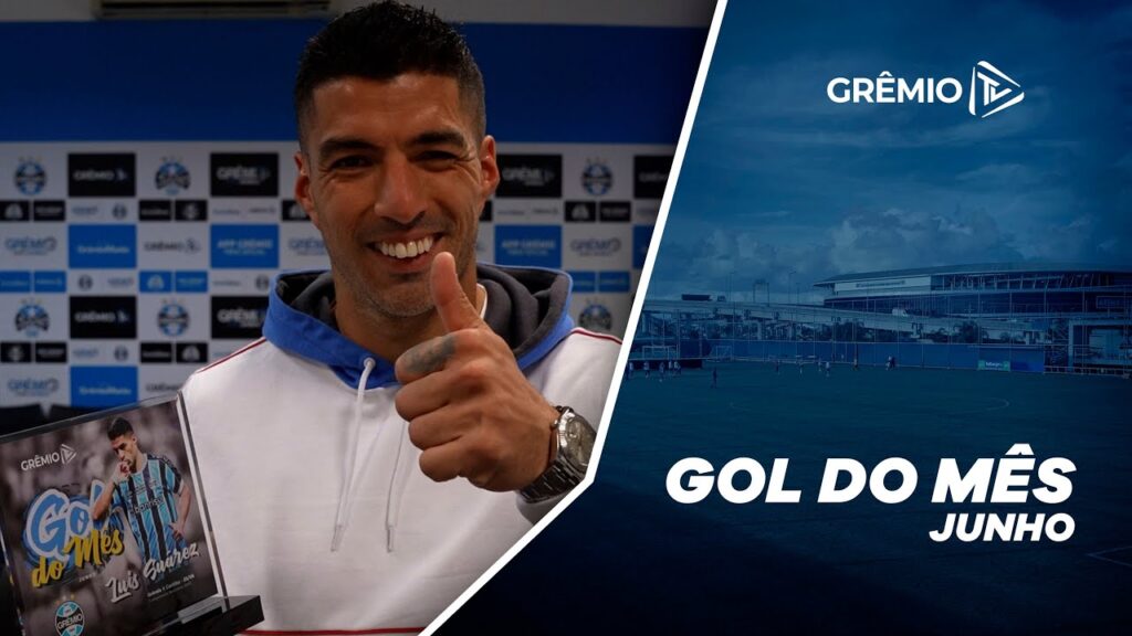 LUIS SUÁREZ RECEBE TROFÉU PELO GOL MAIS BONITO DE JUNHO