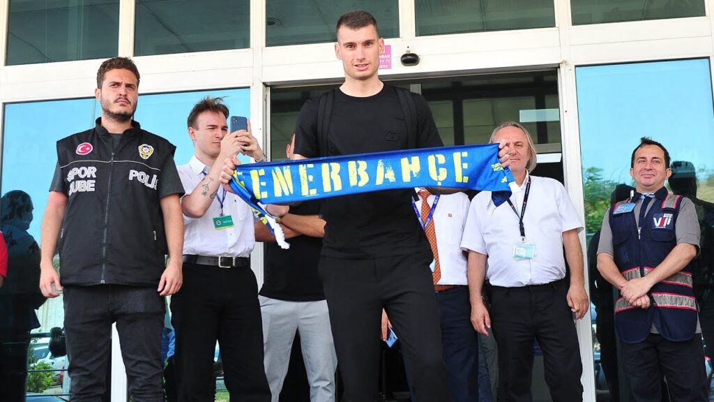 Fenerbahçe'nin prensip anlaşmasına vardığı Dominik Livakovic, İstanbul'a geldi