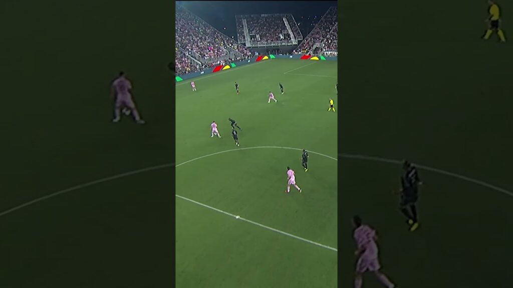 Leo Messi threading it through 🪡