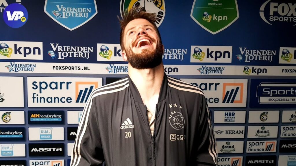 HAHA! Lasse Schöne maakt Kasper Dolberg aan het lachen!