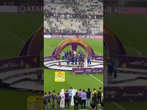 سلمان الفرج يسلم المعيوف شارة القيادة لرفع كاس سوبر لوسيل