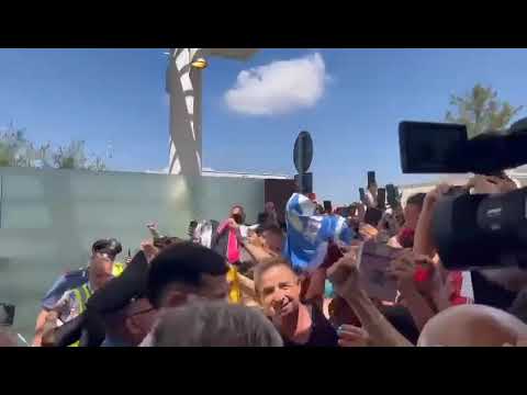 Leandro Paredes and Renato Sanchez were seen greeting and signing autographs to As Roma fans
