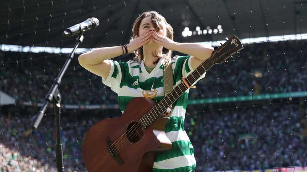 🤩 Ellie Dixon performs 'Jota on the Wing' at a packed Paradise!