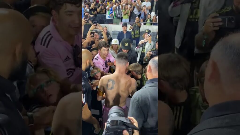 Messi saying hi to Owen Wilson and his kids 🤝