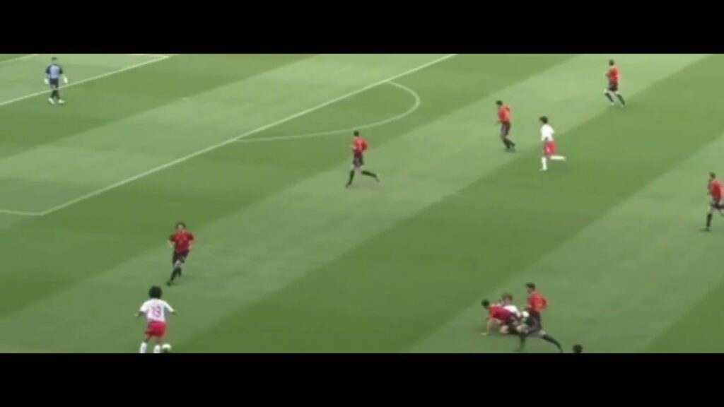 2002 korea spain : Helguera walked over Yoo Sang-chul, but there was NO FOUL