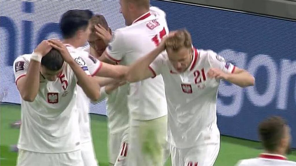 SKANDAL! Polscy piłkarze OBRZUCENI BUTELKAMI przez albańskich kibiców SKANDAL! Polscy piłkarze OBRZUCENI BUTELKAMI przez albańskich kibiców