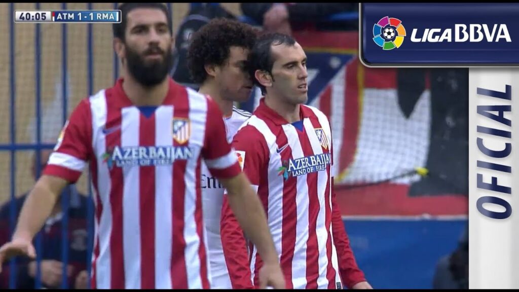 Teatro de Pepe con Godín, simulando un cabezazo, y posible penalti