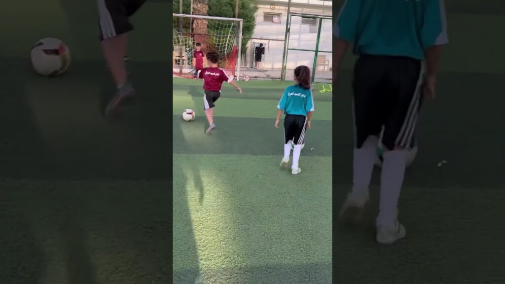 العب مع كنوشة  #كنو #hugefish #footballsoccer #football #soccer #فوتبال