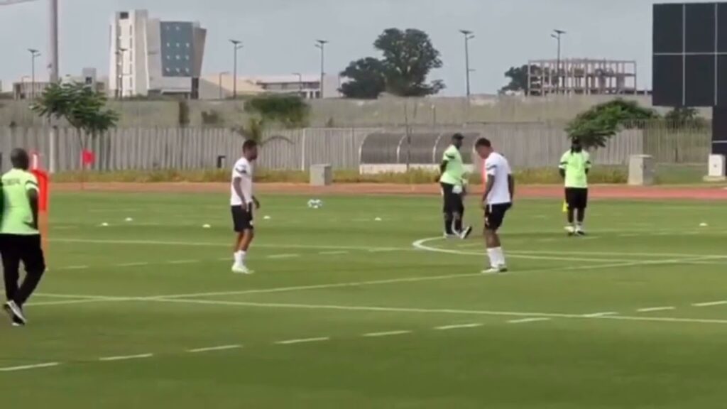 Iliman Ndiaye🇸🇳🦁 et Ismail Jakobs🇸🇳🇸🇳 en pleine jonglage avant l'entrainement des lions de ce lundi!