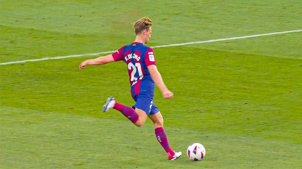 Frenkie De Jong Playing Elegant Football