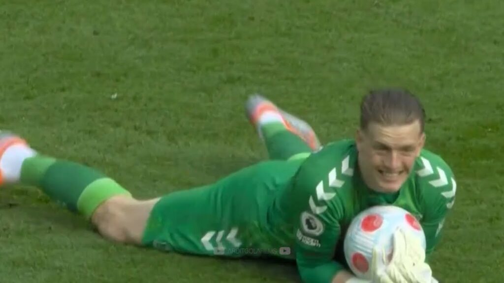 Pickford gets mocked by Allison for time wasting 😂⚡