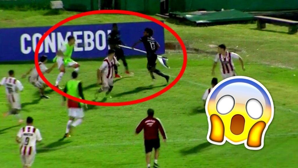 INSÓLITO futbolista ARRANCA el BANDERÍN de CÓRNER para DEFENDERSE en una BRONCA