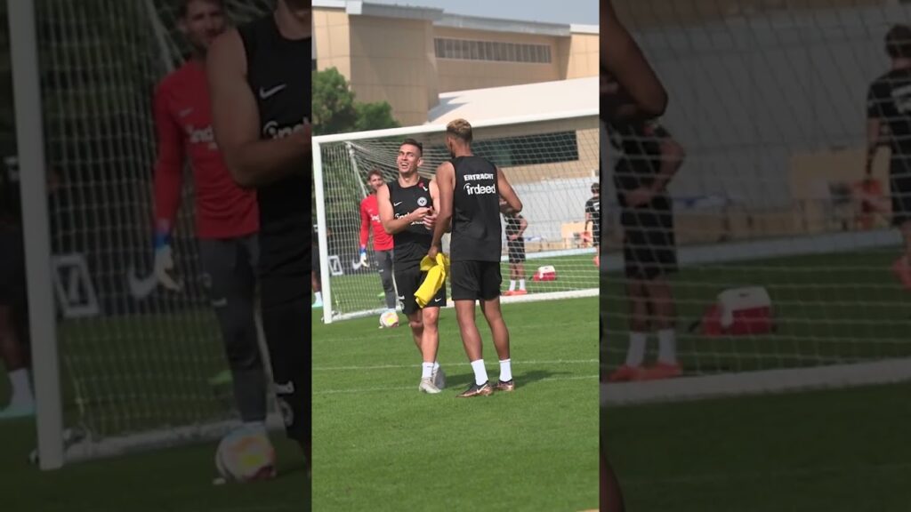 Betrügt da einer? Borré und Sow schnicken im Training #Shorts