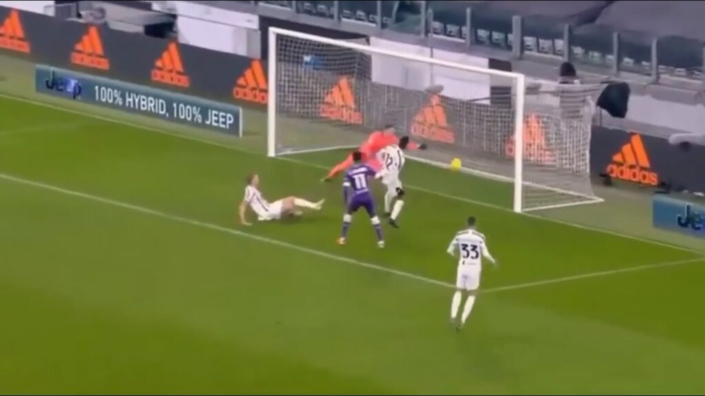 Alex Sandro Own Goal is Hilarious