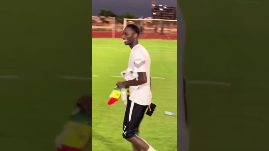 Pape Matar Sarr arbore fièrement sa nouvelle paire de crampons aux couleurs nationales 🇸🇳