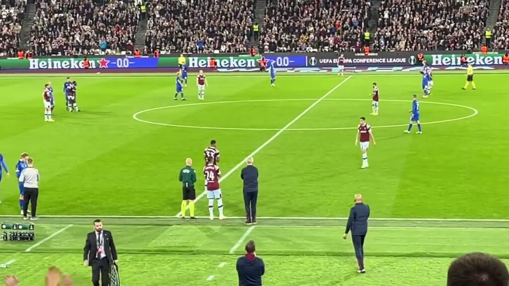 شاهد جماهير ويستهام تصفق بغزارة لنجم المغرب نيف اكرد nayef aguerd with westham