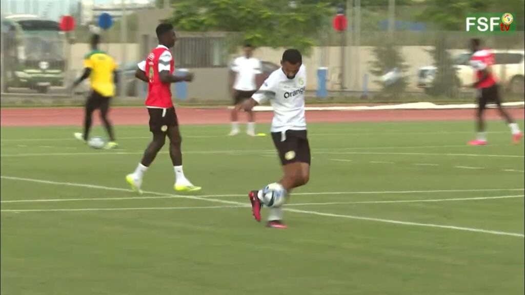 Regardez Iliman Ndiaye qui fait des gestes techniques devant Aliou Cissé