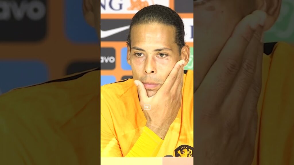 Valentijn Driessen probeert Virgil van Dijk uit de tent te lokken. 🟠