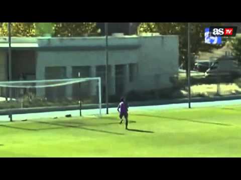 Amazing Goal from Half Álvaro Medrán (Real Madrid's third team) vs Laudio | 25.11.2013