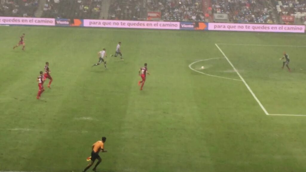 Gol bajo la lluvia de Jesús Gallardo en triunfo de Rayados