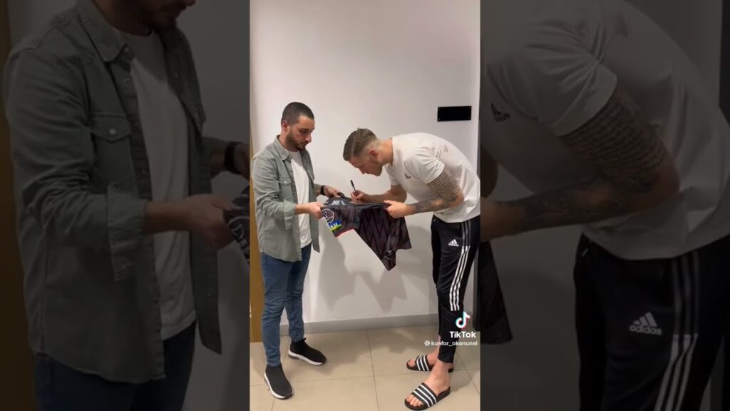 Wout Weghorst maç öncesi tıraş oldu... #beşiktaş #futbol #derbi #karakartal  #weghorst