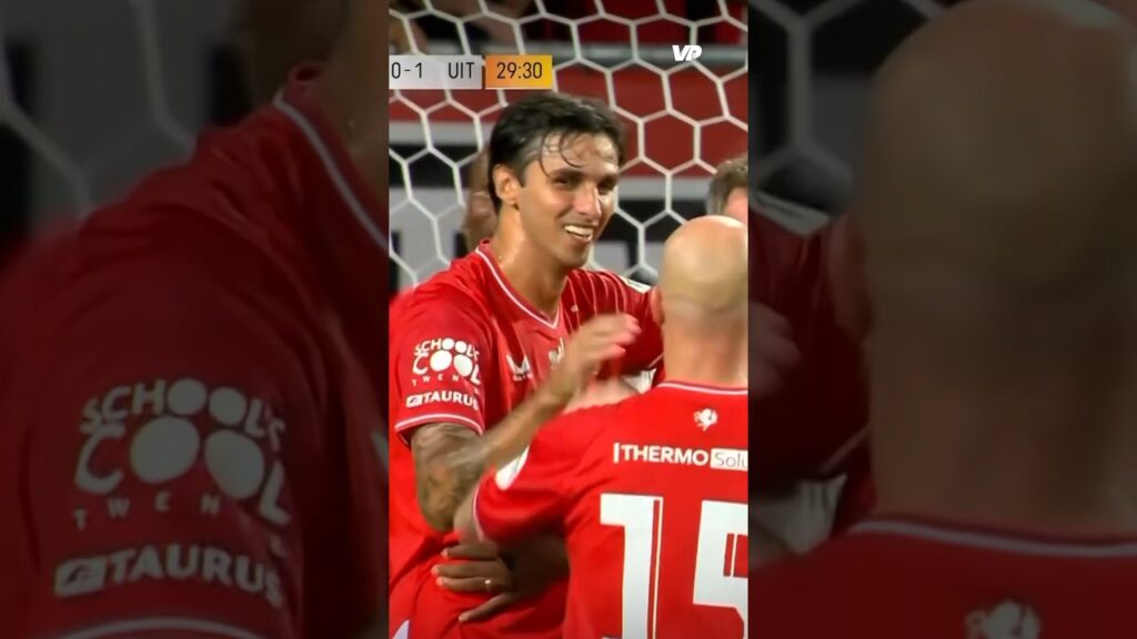 Bryan Ruiz (38) kan het nog steeds! 🤩 #fctwente