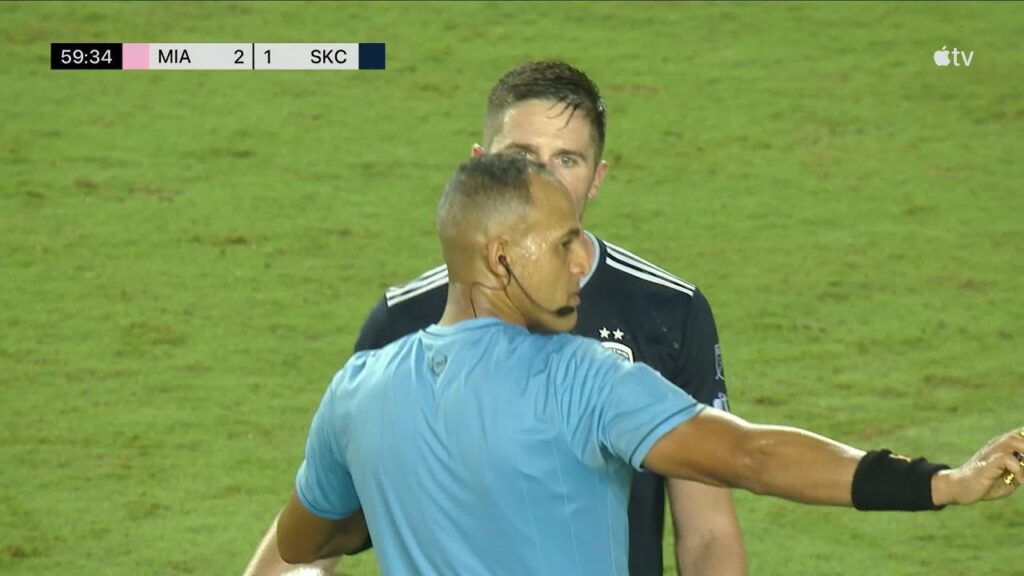 Sergio Busquets with the High IQ play catches the defense sleeping and sets up Facundo Farias