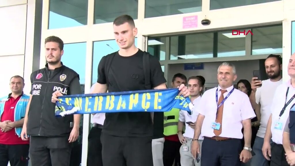 Fenerbahçe, Hırvat kaleci Dominik Livakovic'i transfer görüşmeleri için İstanbul'a getirdi