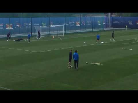 Zlatko Dalic daje upute Ivanu Rakiticu