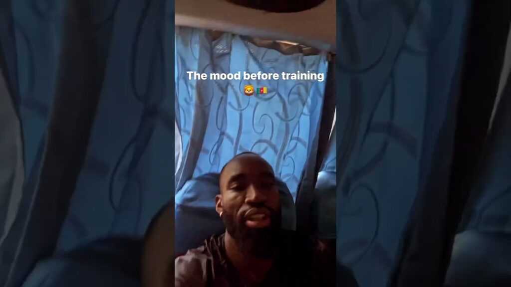 Moumi Ngamaleu a mis l’ambiance dans le bus des Lions juste avant la séance d’entraînement à Garoua