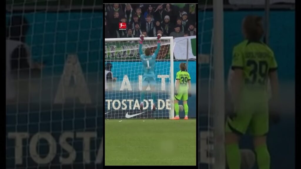 Goalkeeper fix the croosbar doing pull-ups