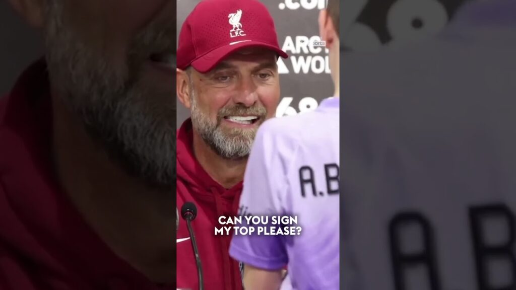 A wholesome moment between Jurgen Klopp and a young Liverpool fan 🥰