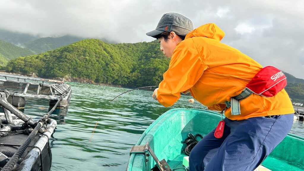 養殖イケスに「穴」があいてるらしい・・・エサを落としてみると