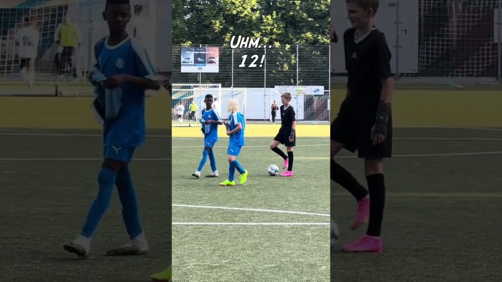 Darf euer Torwart über die Mittellinie schießen? Der Schiri Philipp fragt die 1. D von BU